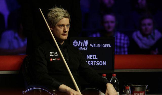 网友在梅西夜访诺坎普时偶遇他，梅西还向镜头打了招呼