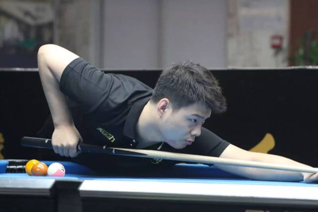 英国女歌手利帕现场观看阿根廷国家德比，并与里克尔梅合影